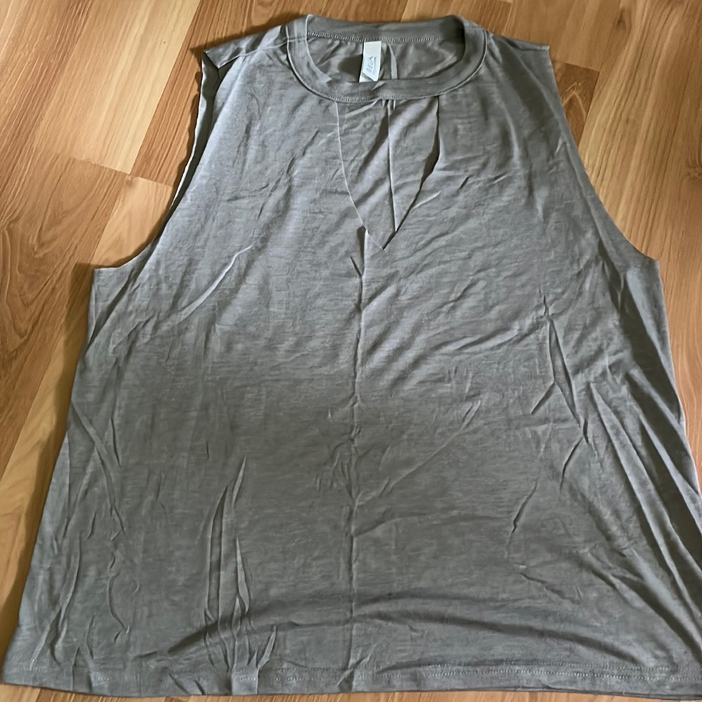 Tank top 🩶 with a cut out